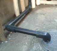 地面を這わせて配管を汚水弁に接続