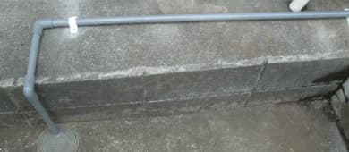 近くに汚水弁が無い場合は配管を延長して接続